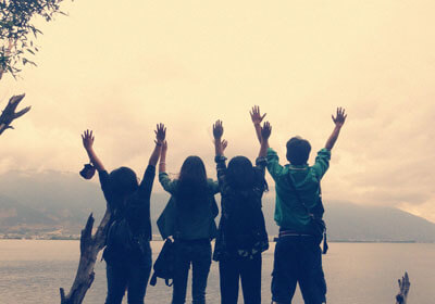 举重比赛现场热火朝天，选手突破极限