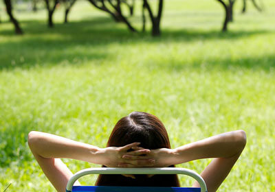 举重比赛现场热火朝天，选手突破极限